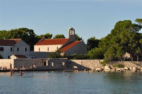 Samostani u Ugljanu i na Školjiću i ovoga ljeta otvoreni za