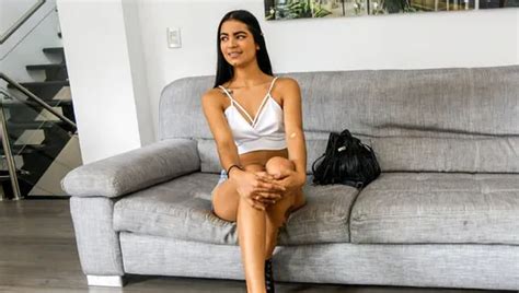 Süßes Latina Modell mit frechen Titten hat ein Vorsprechen das wild wird als sie ihre innere