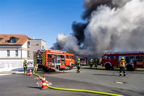 F Brennt Gewerbebetrieb Gro Brand In Der Raiffeisenstra E