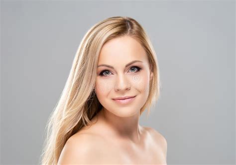Belle Femme Blonde Dans L écharpe Mode D hiver Fille De Beauté Style Russe Classique