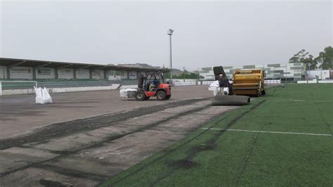 A Laracha A Coruña empieza las obras de renovación del césped en el