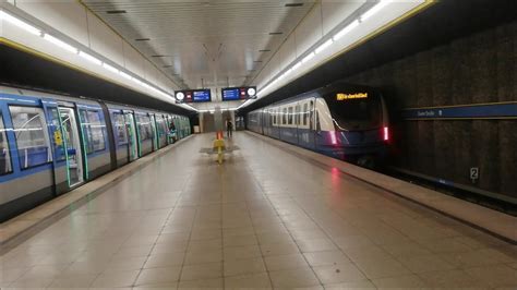 U Bahn München Zwei C2 Werbezüge 50 Jahre U Bahn München im Bahnhof