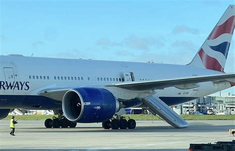 British Airways in Heathrow Notrutsche von Boeing 777 löst sich beim