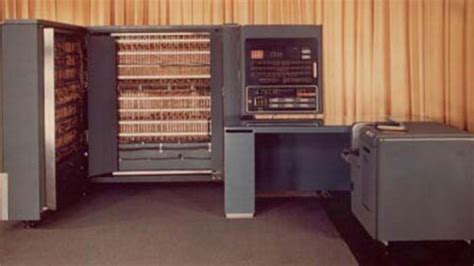 Mainframe IBM 701. Obsolete PC