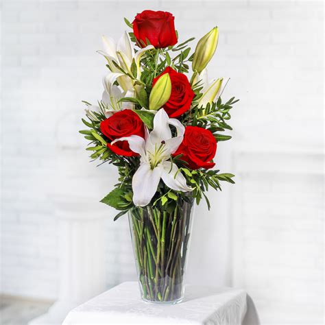 Eleganter Blumenstrauß rote Rosen und Lilies bestellen und versenden