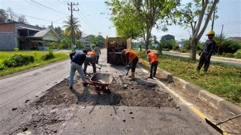 Rekanan Perbaiki Aspal Jalan Nasional Yang Rusak Serambinews