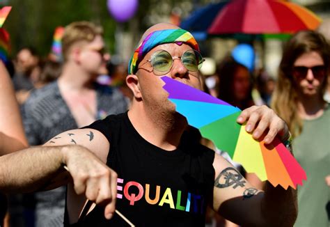 Soci T Budapest Londres Madrid La Gay Pride A Parsem L Europe D Arcs En Ciel