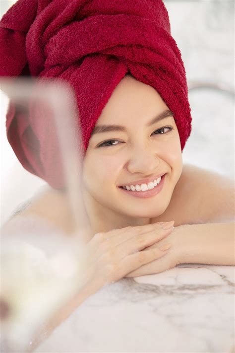 Hot girl ngực khủng Kaity Nguyễn gợi cảm trong cảnh tắm bồn trên đỉnh thành phố