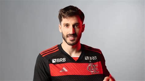 MATÍAS VIÑA SE DESTACA PELO FLAMENGO E ACIRRA DISPUTA PELA TITULARIDADE