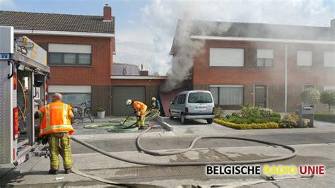 Ontploffing Gevolgd Door Brand Richt Zware Schade Aan In Garage Van