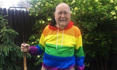 Rencontrez Le P Re De Ans Qui Vient De Devenir Gay Avec Sa Famille Et Ses Amis Gayvox