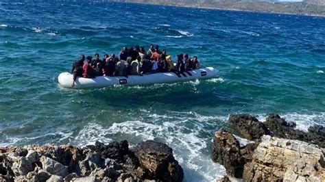 Ayvalık açıklarında 42 düzensiz göçmen kurtarıldı