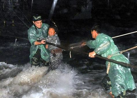 新乡消防官兵跳入激流勇救126人