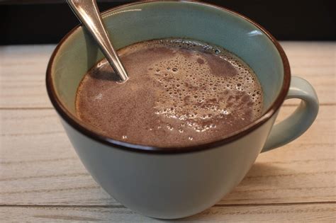 Un Bon Chocolat Chaud Accompagn De Petits G Teaux Voil De Quoi