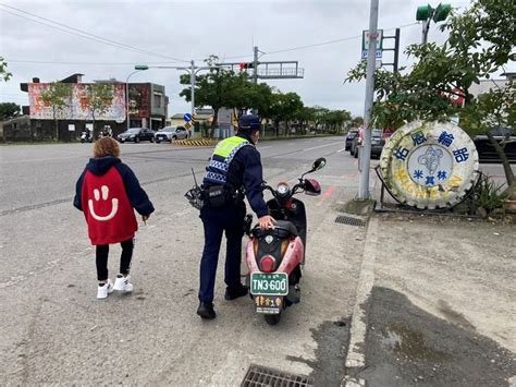 婦人騎機車外出探病突遇拋錨 礁溪警發現即刻伸援協助 台灣即時新聞網