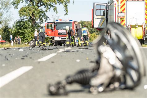 B Bei Ro Tal Auto Kracht In Gegenverkehr Feuerwehr Spricht Von