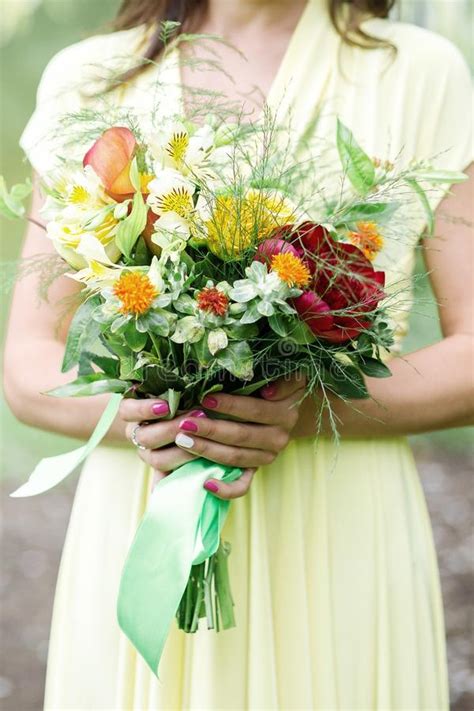 El Ramo Colorido De La Boda En El S De La Novia Da El Fondo Blanco