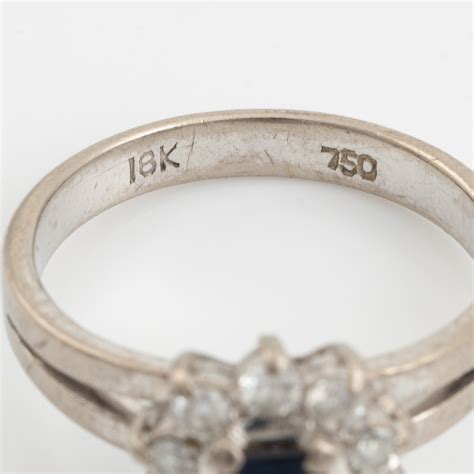 Ring K Vitguld Med En Safir Och Runda Briljantslipade Diamanter