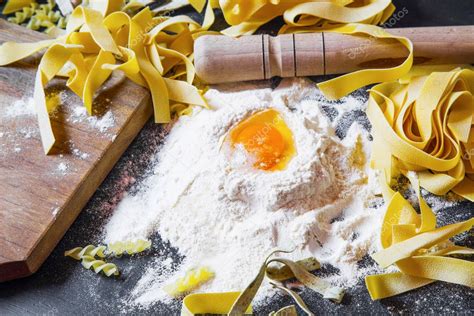 Pastas Italianas Caseras Con Harina De Trigo Y Huevo Sobre Fondo Negro 2022