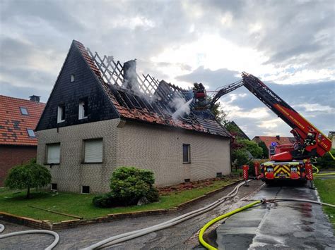 Gro Aufgebot Der Freiwilligen Feuerwehr L Scht Brennendes Wohnhaus In