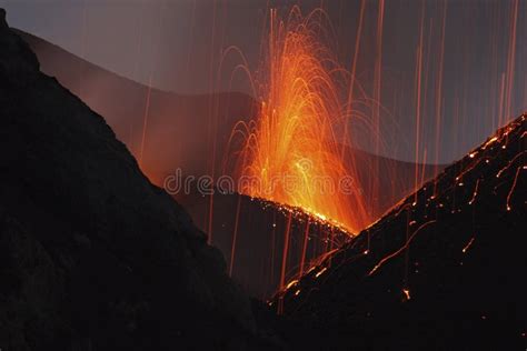 A Lava Derretida Entra Em Erup O De Stromboli Sic Lia Imagem De Stock