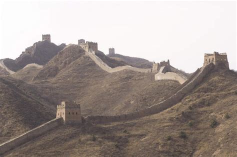 无人横图俯视航拍室外白天旅游度假石头美景名胜古迹山山脉雾地标长城中国亚洲朦胧模糊遗迹石子墙景观