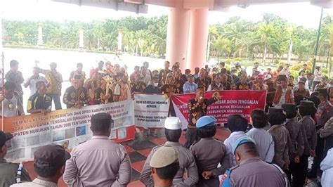 Puluhan Masyarakat Adat Dayak Tenggalan Kembali Unjuk Rasa Beri