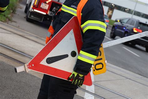 Kreuzungscrash Auf Wiener Stra E Bei Traun Fordert Zwei Verletzte