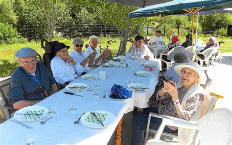 Ehpad Bonne ambiance au repas de quartier Le Télégramme