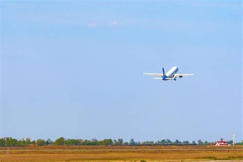 Avi N De Pasajeros Despega De La Pista Del Aeropuerto Foto Premium