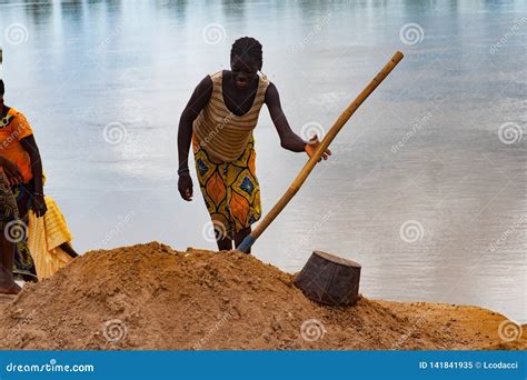 Mulher Africana Que Escava A Areia Suja Niger Area Imagem Editorial