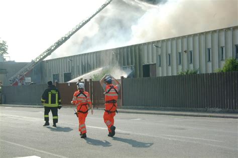 Corriere Della Sera Incendio Nel Milanese Brucia Un Azienda Chimica