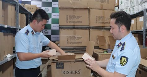 Đột kích kho hàng của hot Tiktoker thu giữ hơn ngàn chai nước hoa nhập lậu