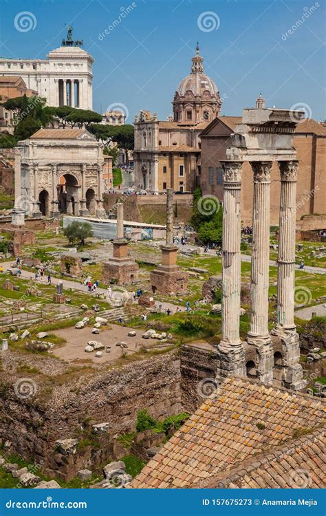 Les Vestiges Du Temple De Castor Et Du Pollux Et De L Arc De Septimius