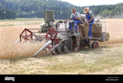 Une Moissonneuse Batteuse Clase Banque D Image Et Photos Alamy