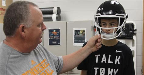 New football helmets up the grade for safety | Sports | republicaneagle.com