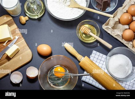 Küchengeräte und Zutaten für Kuchen backen Eier Mehl Öl Butter