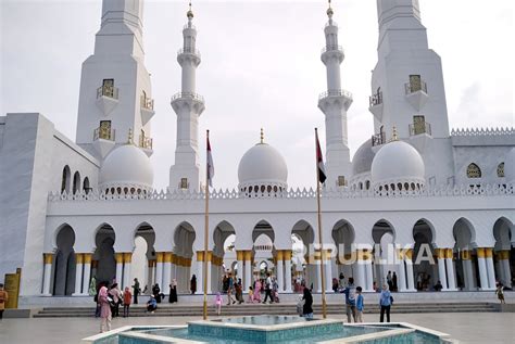 Takjil Gratis Di Masjid Sheikh Zayed Solo Setiap Hari Ribuan Porsi Republika Online