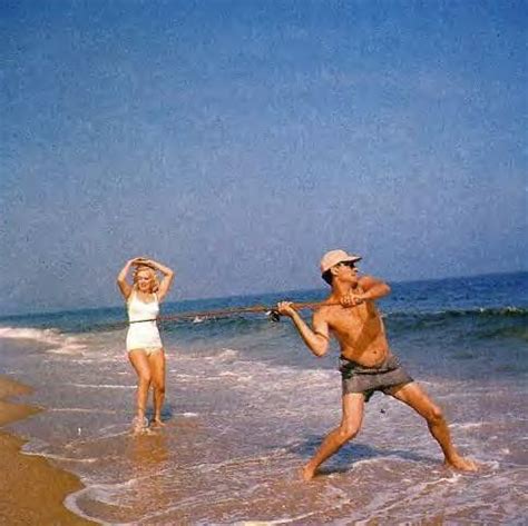 Mai 1957 Amagansett Beach Marilyn Et Arthur Par Shaw Divine Marilyn