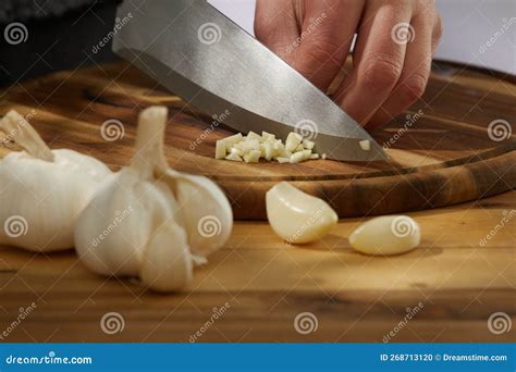 Couper L Ail Sur Une Planche D Couper En Bois Un Couteau Moud Une