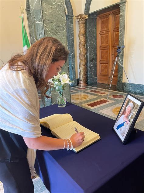 Firma Del Libro De Condolencias Por El Fallecimiento De La Reina Isabel