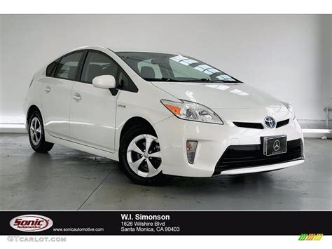 Blizzard White Pearl Toyota Prius Three Hybrid Photo