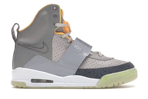 | Nike: Air Yeezy 1, Zen Grey (2009)