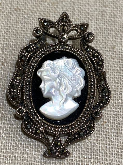 Sterling Silver and Carved Mother of Pearl Cameo Pendant Etsy España