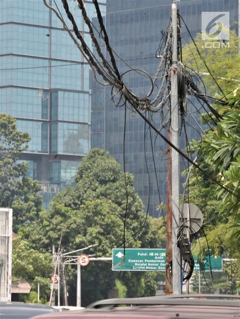 Foto Bahaya Ada Kabel Menjuntai Di Jalan Haji Agus Salim Foto