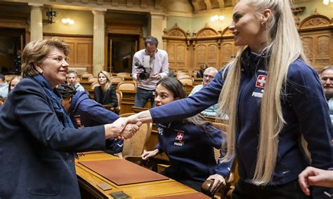 Les Footballeuses Suisses Accueillies Par Viola Amherd Au Palais