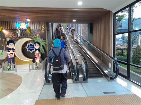 Menikmati Skybridge Fasilitas Baru Di Area Stasiun Bandung