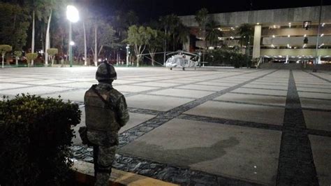 Aterrizan Aeronaves Militares En La Explanada De Palacio De Gobierno En