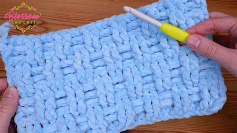 EASIEST Crochet Blanket For Bulky Yarn - How to Crochet The Mini Weave Stitc… | Chunky crochet ...