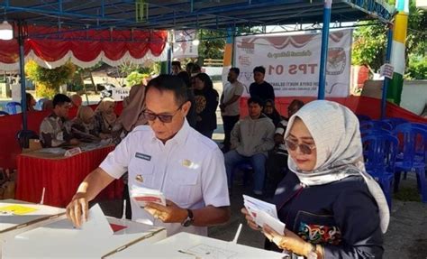 Wawali Dan Istri Gunakan Hak Pilih Di Tps Gunung Lingai Go Samarinda